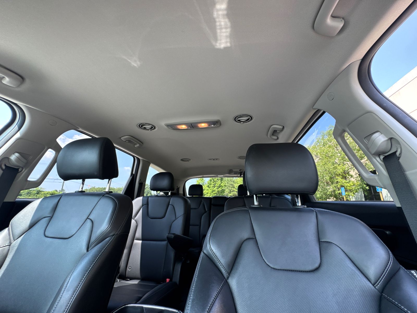 Used 2023 White Kia S image 30