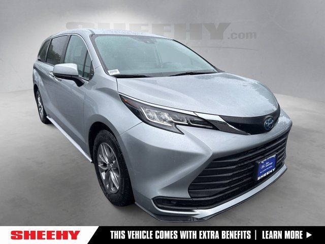 2023 Toyota Sienna LE 8-Passenger Hybrid FWD's photo