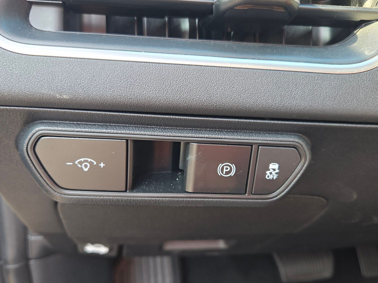 Used 2025 White Kia LXS image 28