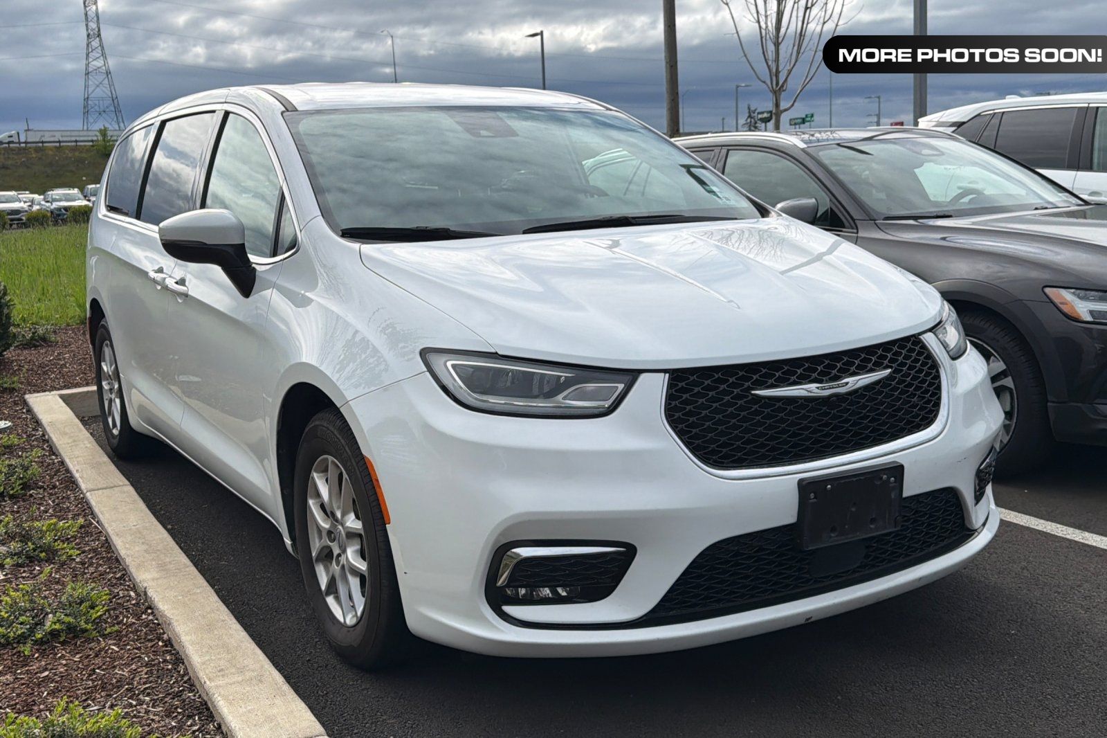 Bright White Clearcoat 2023 Chrysler Pacifica Touring L FWD Minivan Front-Wheel Drive 9-Speed Automatic