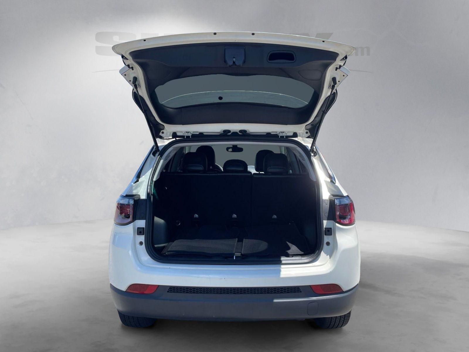 Used 2021 White Clearcoat Jeep Latitude image 9