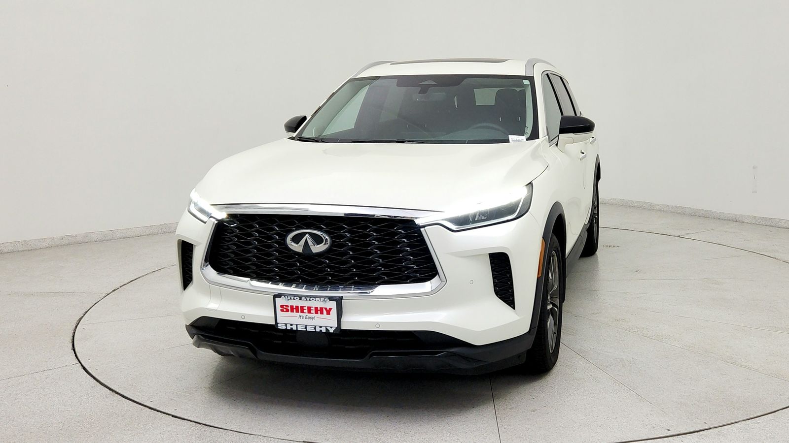 Used 2023 White INFINITI LUXE image 2