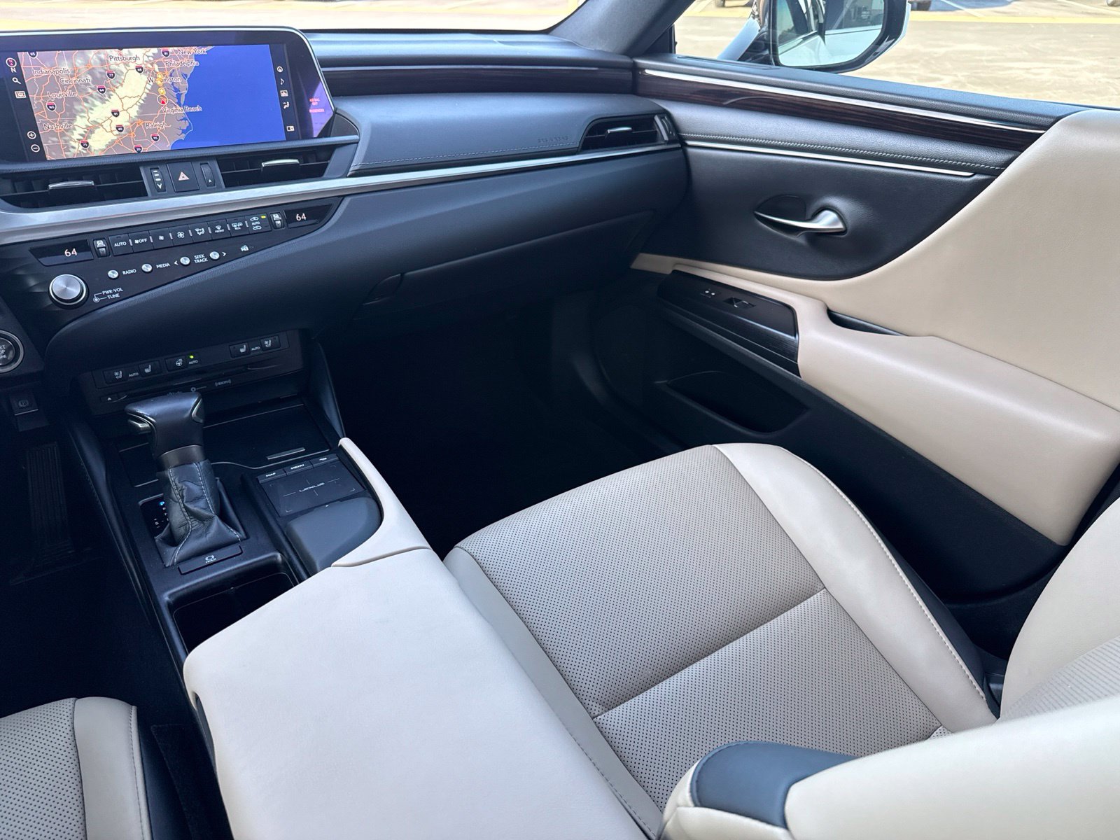 Used 2021 White Lexus 350 image 19