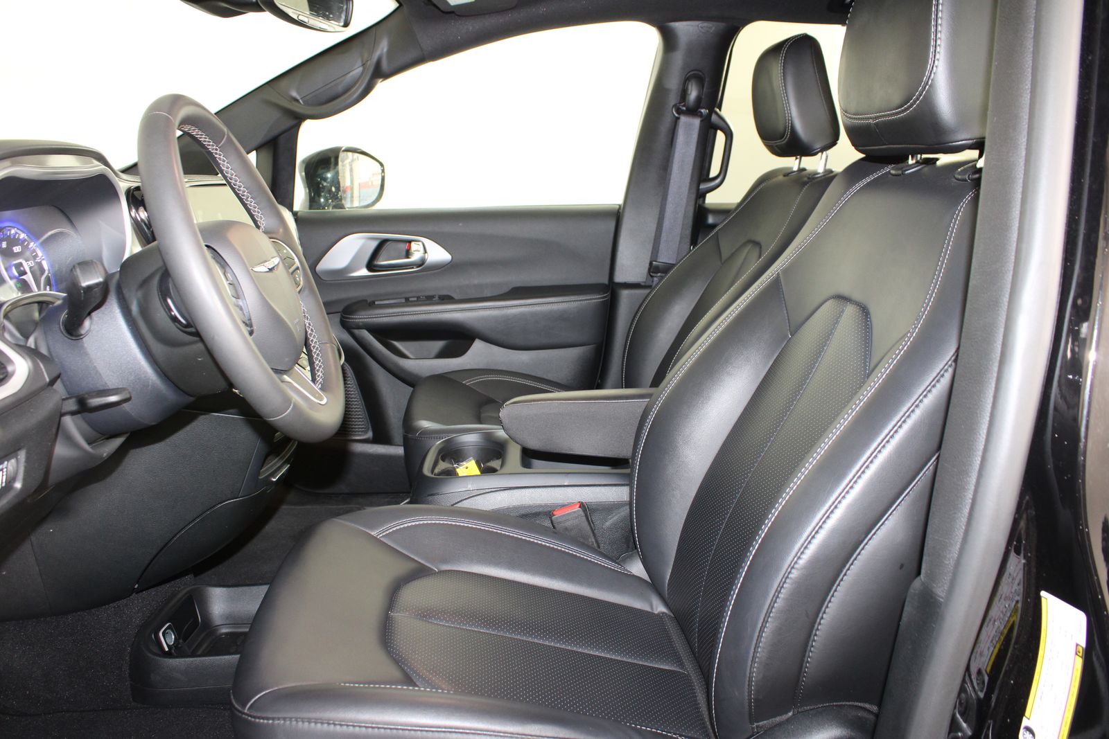 Used 2025 Black Chrysler Select image 10