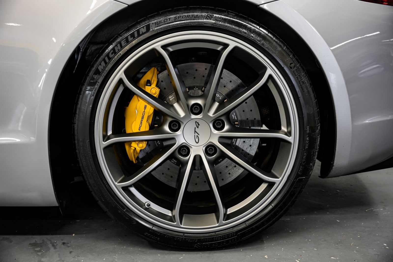 2016 Porsche Cayman GT4 — photo 40