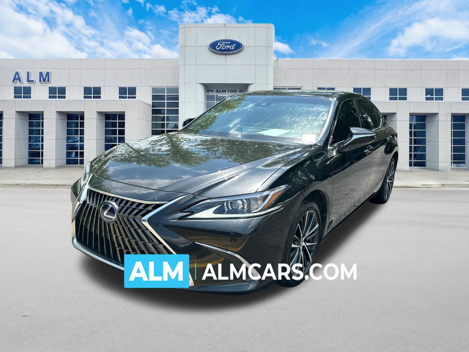 2022 Lexus ES 300h 300h's photo