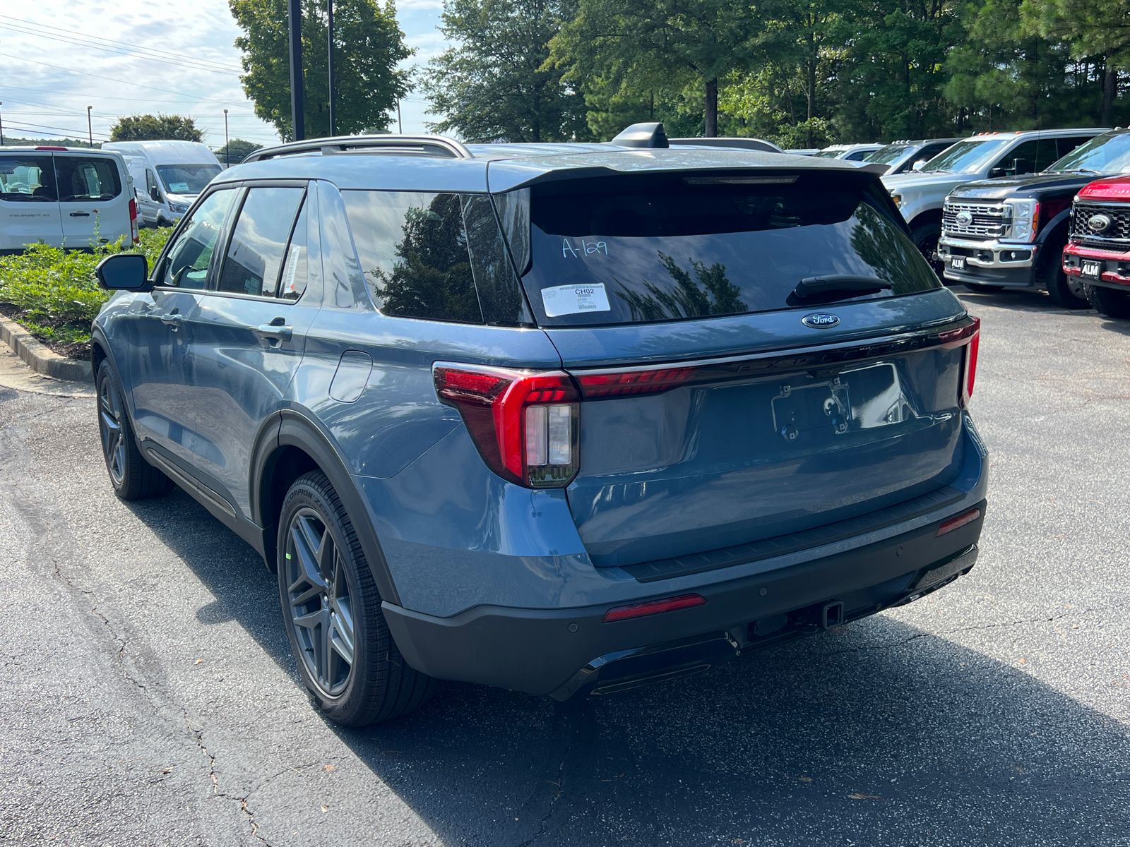 2025 Ford Explorer ST-Line photo 4