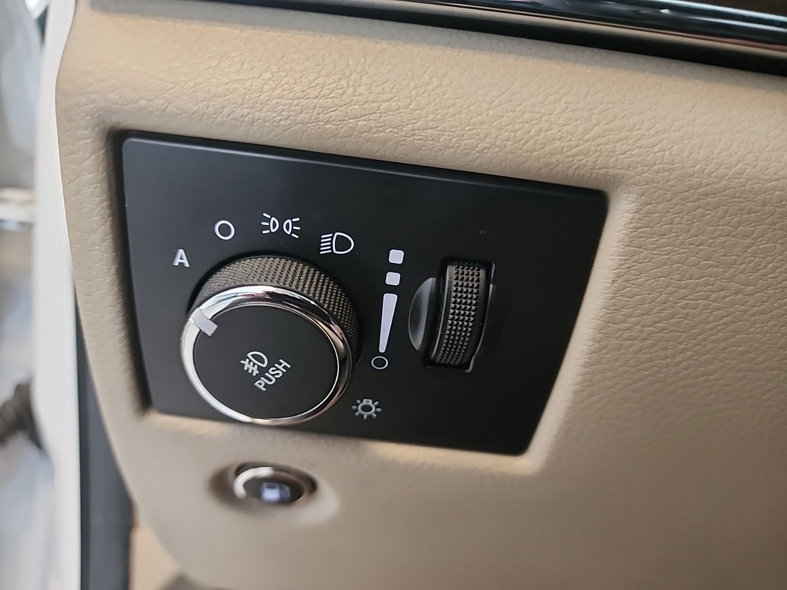 Used 2014 Bright White Clearcoat Jeep Overland image 21