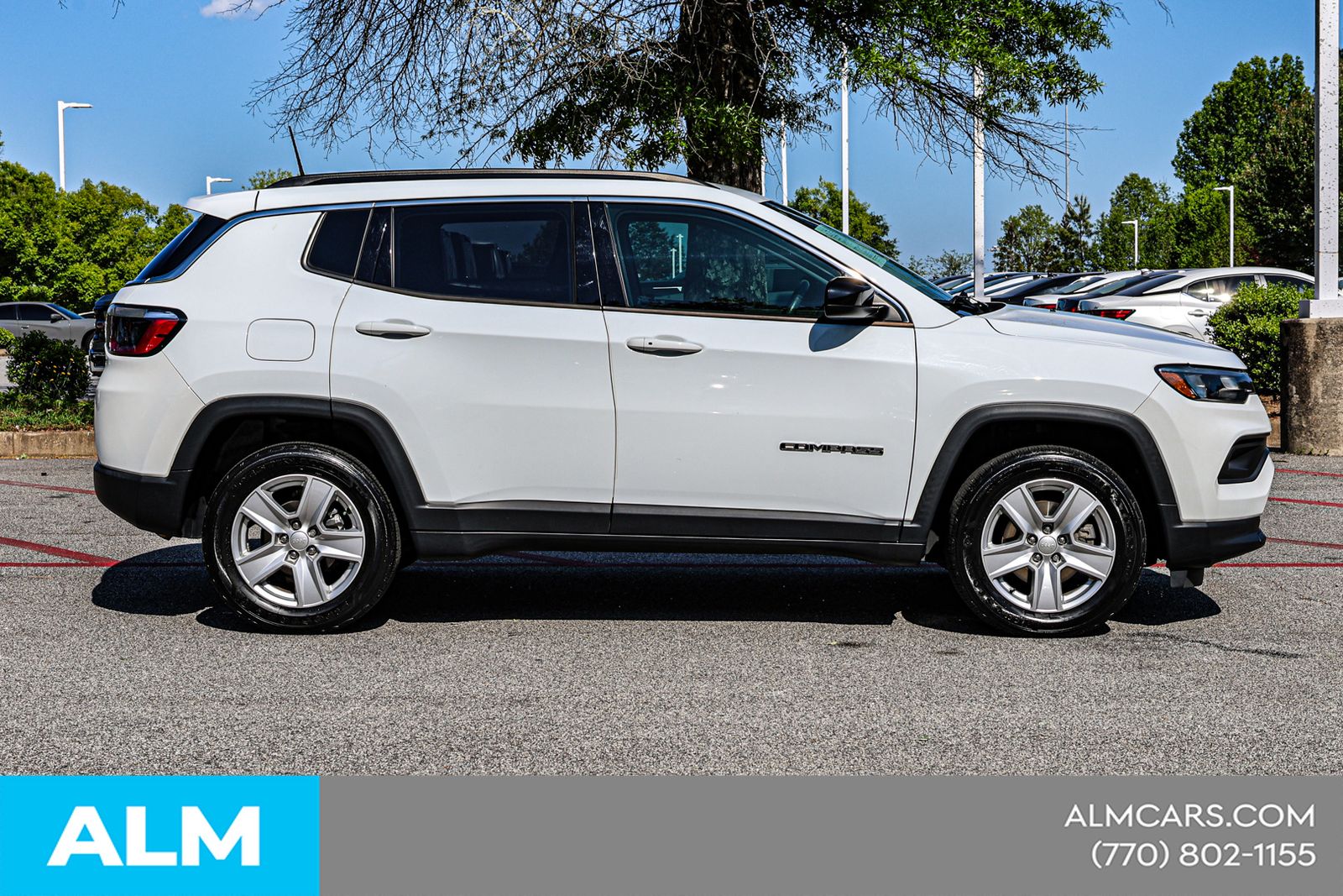 Used 2022 White Jeep Latitude image 11