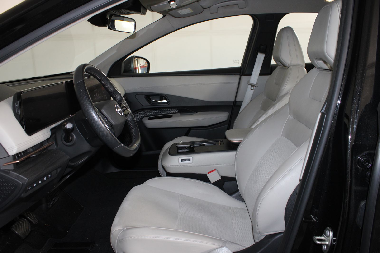 Used 2023 Black Nissan ENGAGE image 9