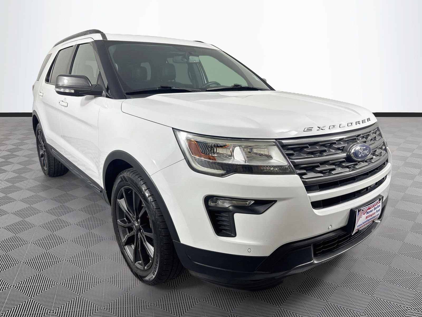 Oxford White 2018 Ford Explorer SUV / Crossover Front-Wheel Drive 6-Speed Automatic