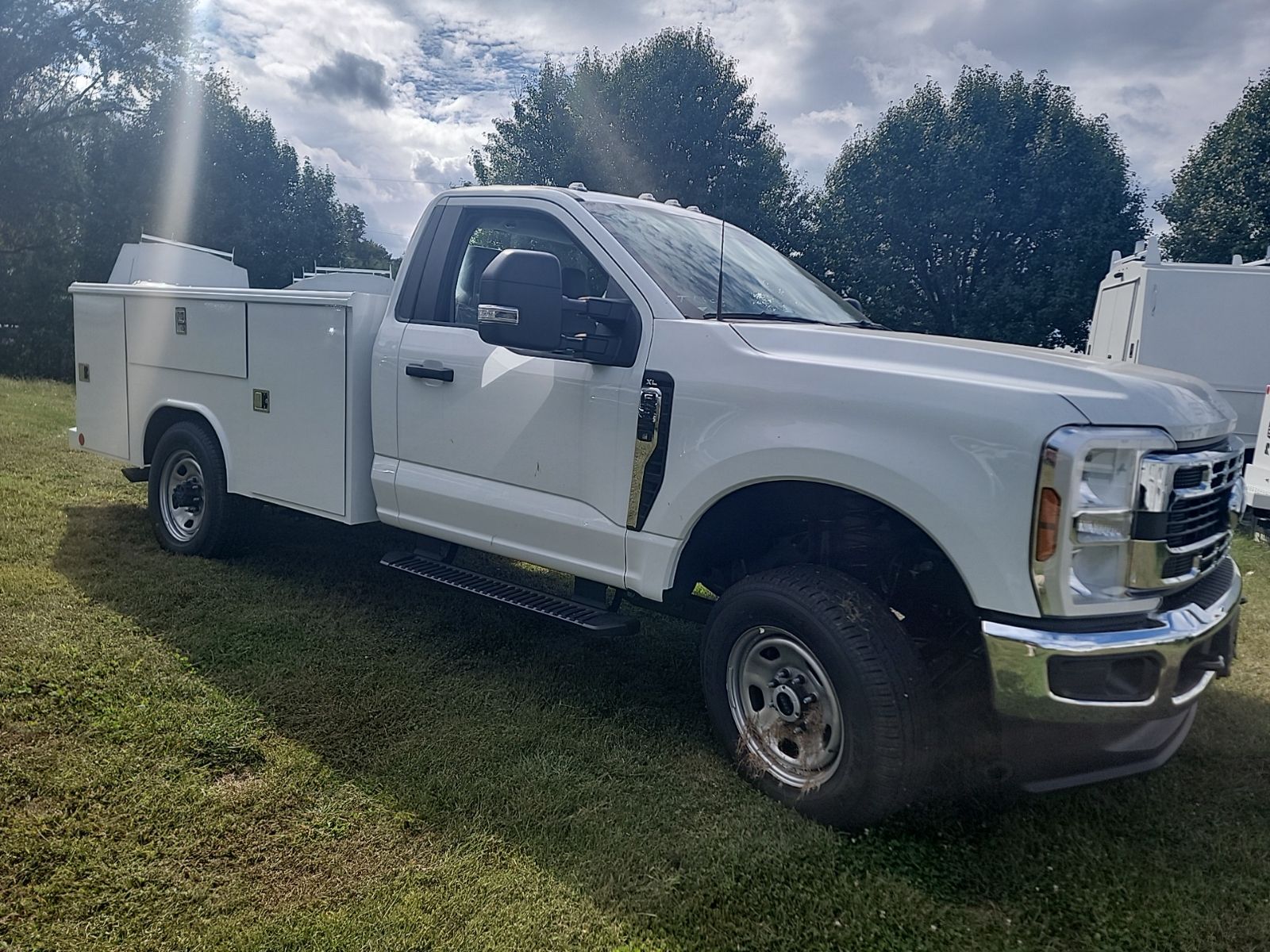 New 2025 Oxford White Ford XL image 5
