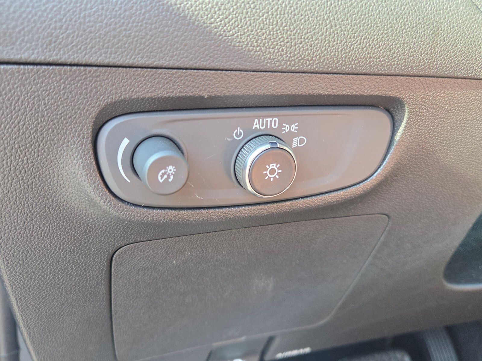 Used 2025 Gray Metallic Buick Preferred image 27