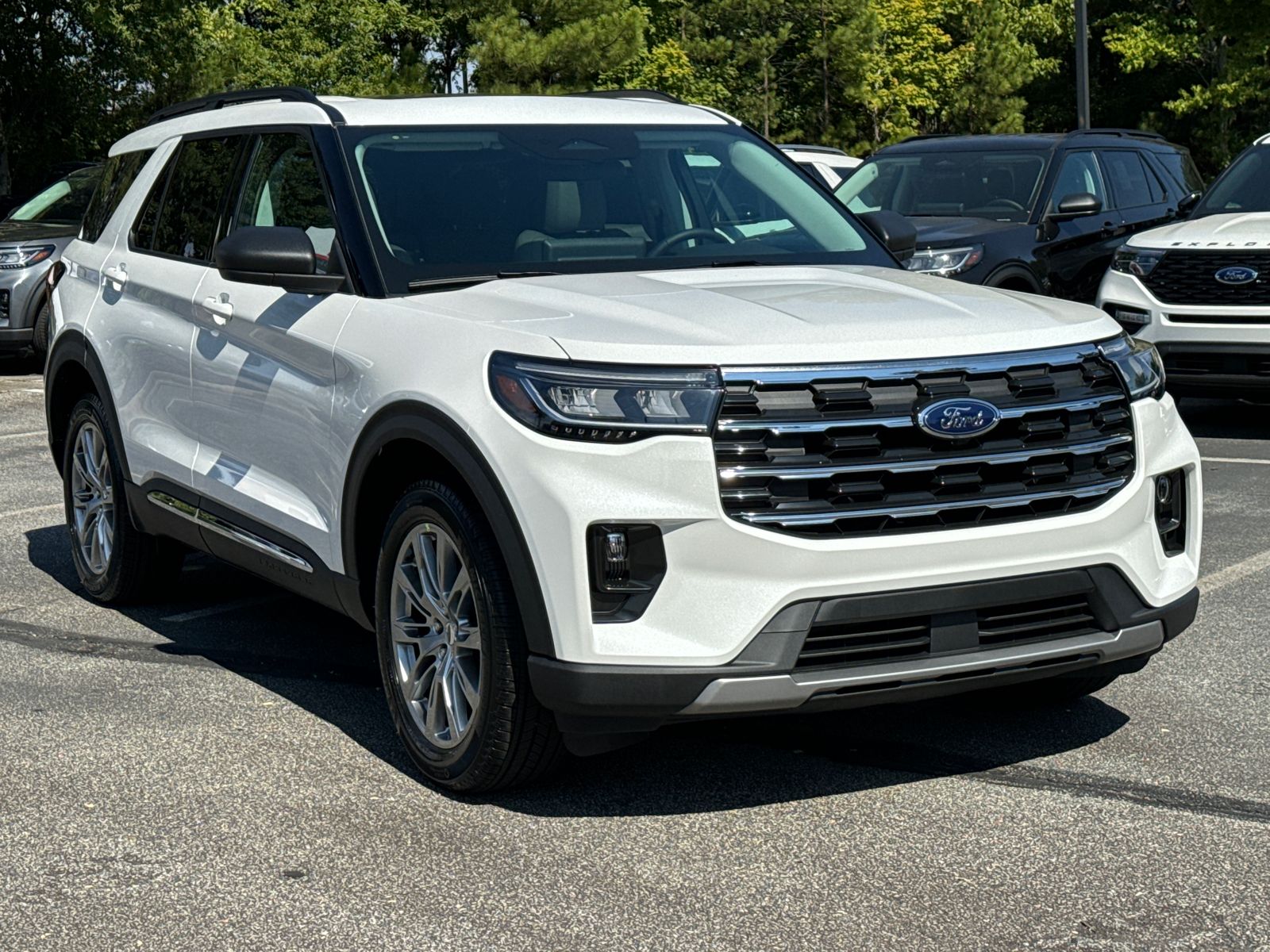 2025 Ford Explorer photo 3