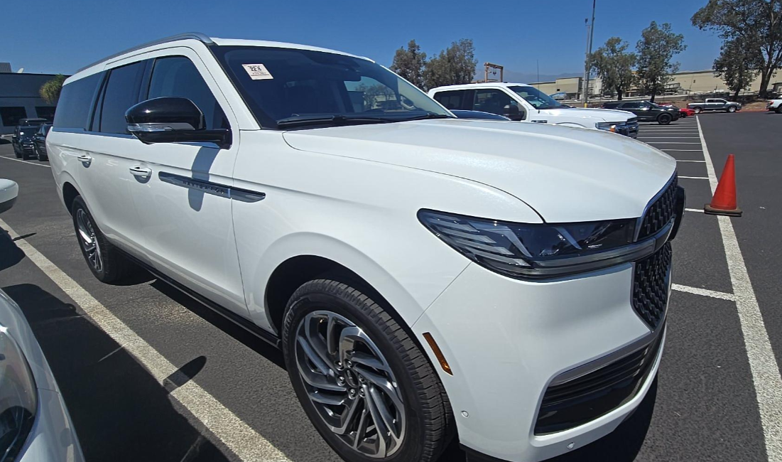Pristine White Metallic Tri-Coat 2025 Lincoln Navigator SUV / Crossover Four-Wheel Drive Automatic