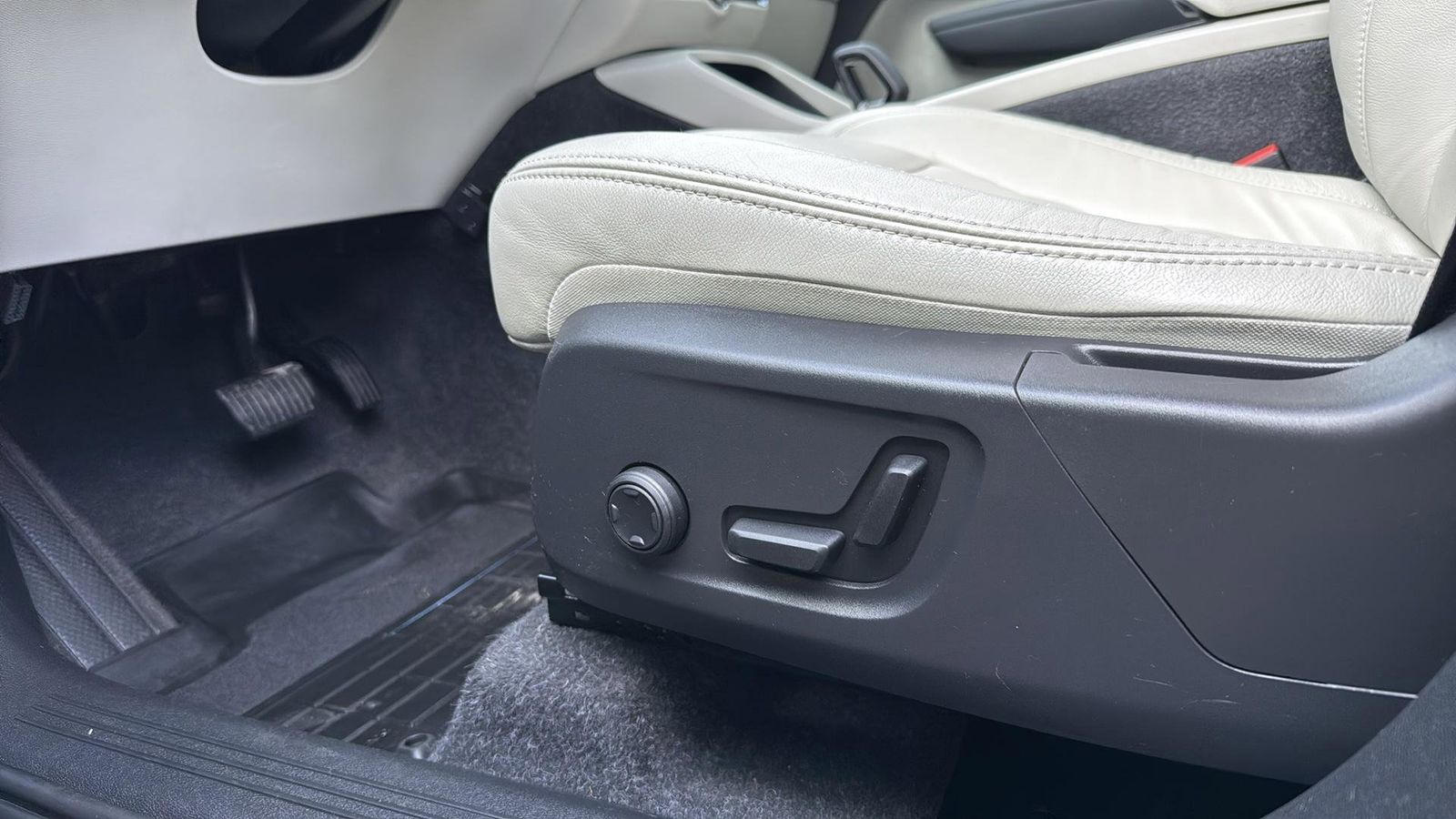 Used Car 2022 Volvo Xc40  Momentum For Sale Under $30,000 In Austin, Texas