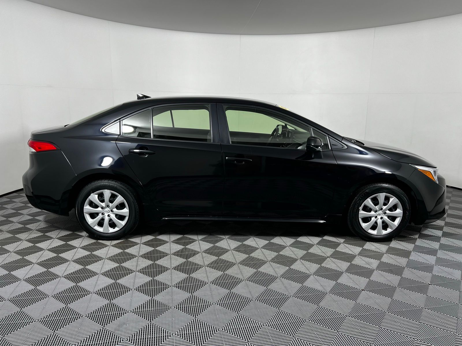 Thumbnail: 2025 Toyota Corolla - 4