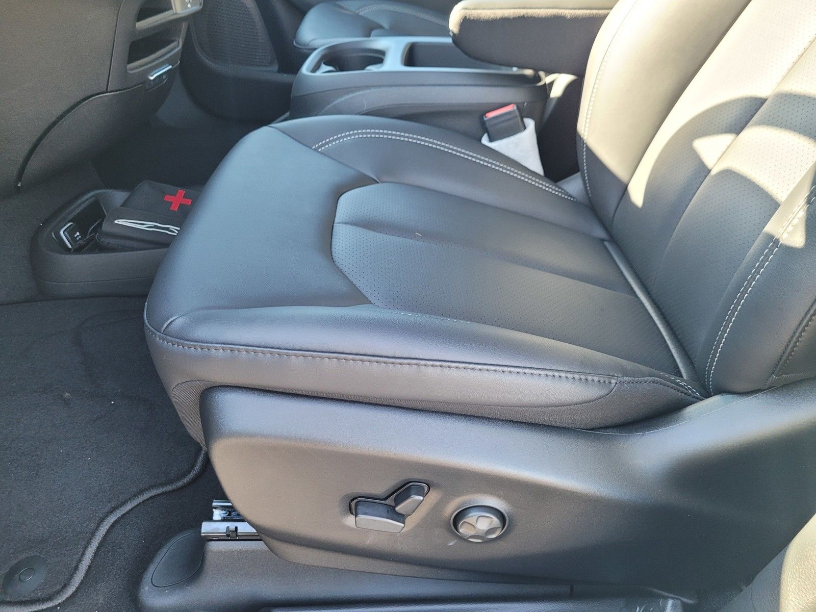 New 2026 White Chrysler Select image 14