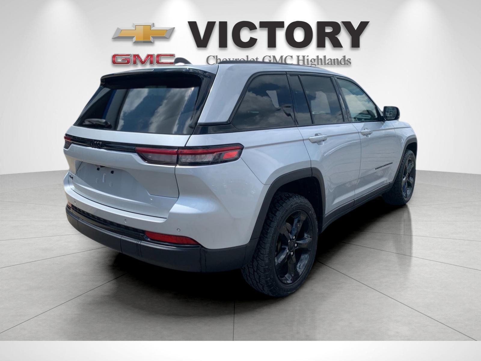 Used 2023 Silver Jeep Altitude X image 3