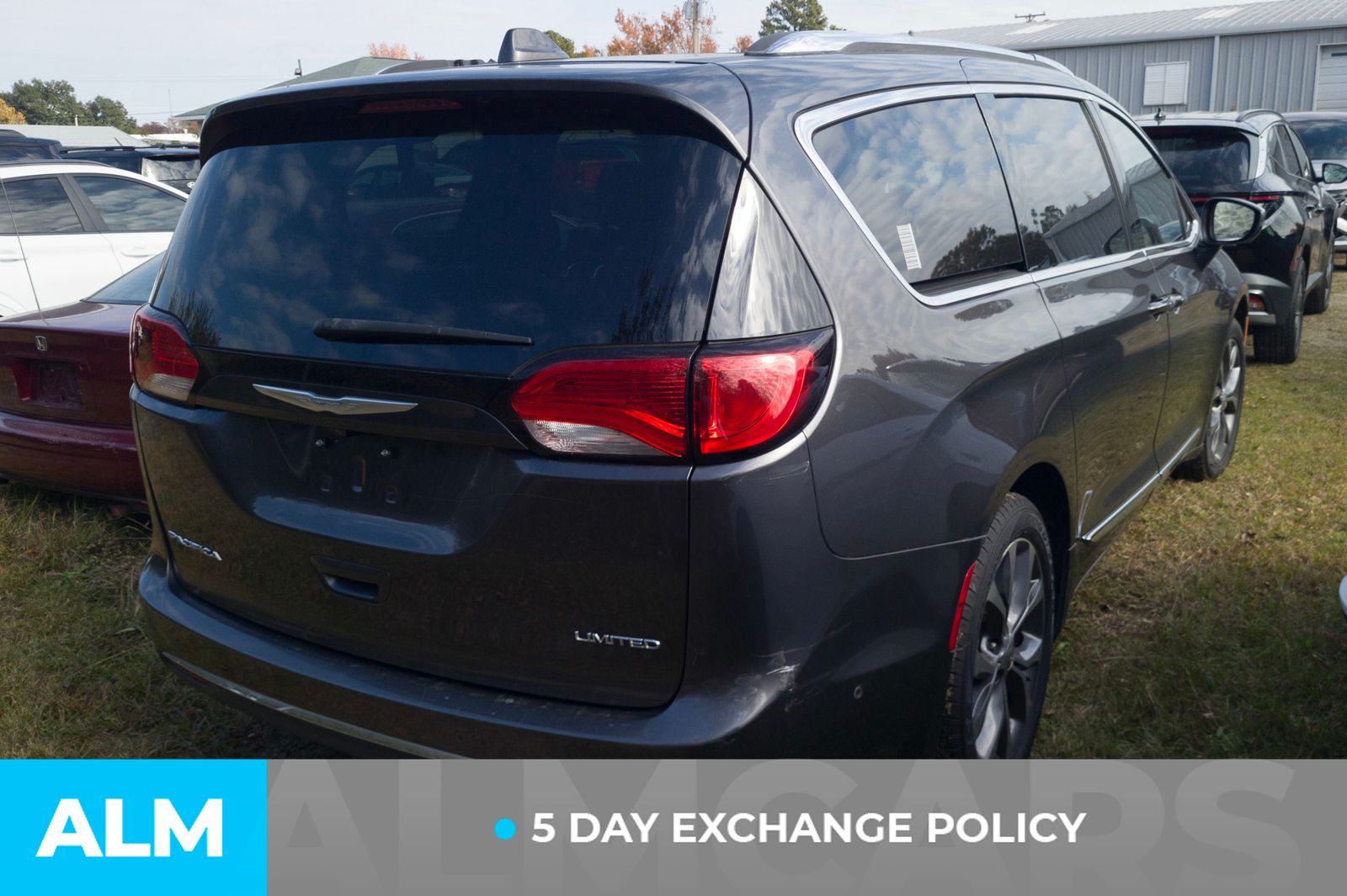 2017 Chrysler Pacifica Limited photo 3