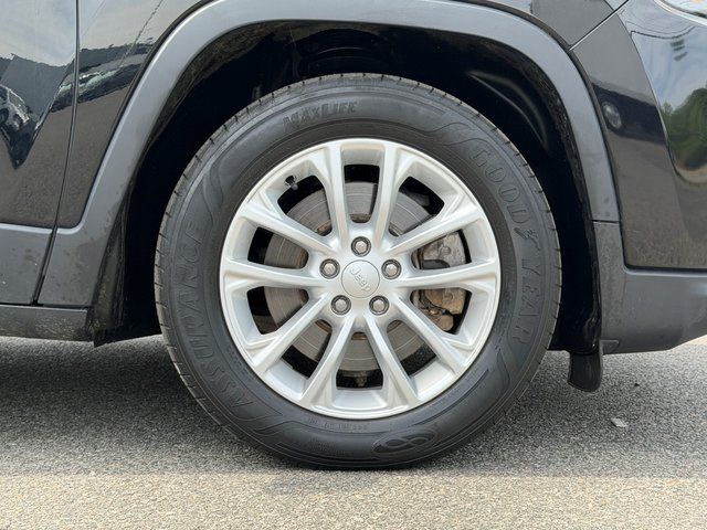 Used 2019 Diamond Black Jeep Latitude image 24
