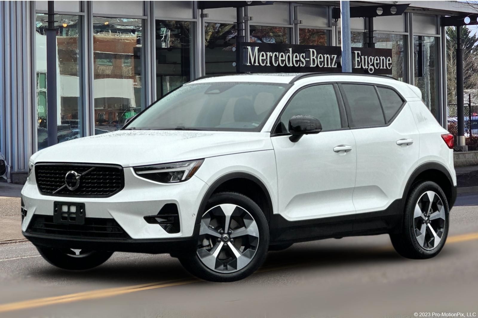 2024 Volvo XC40 B5 Plus Dark AWD's photo