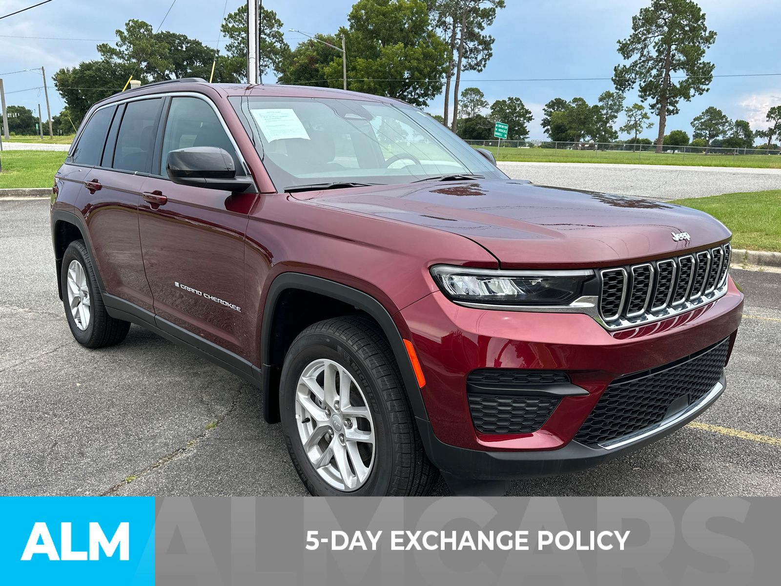 Used 2025 Red Jeep Laredo image 3