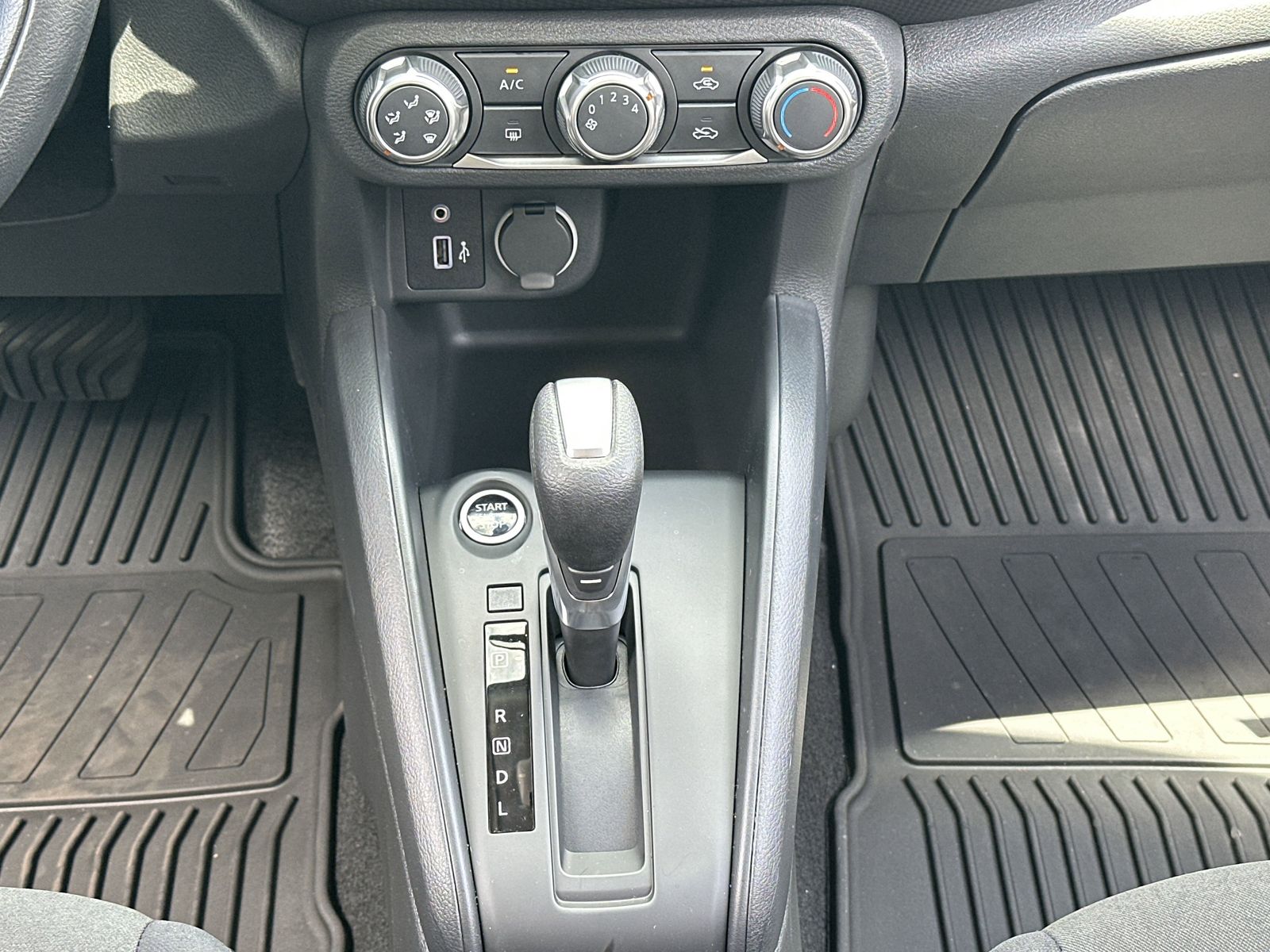 2025 Nissan Kicks Play S photo 3