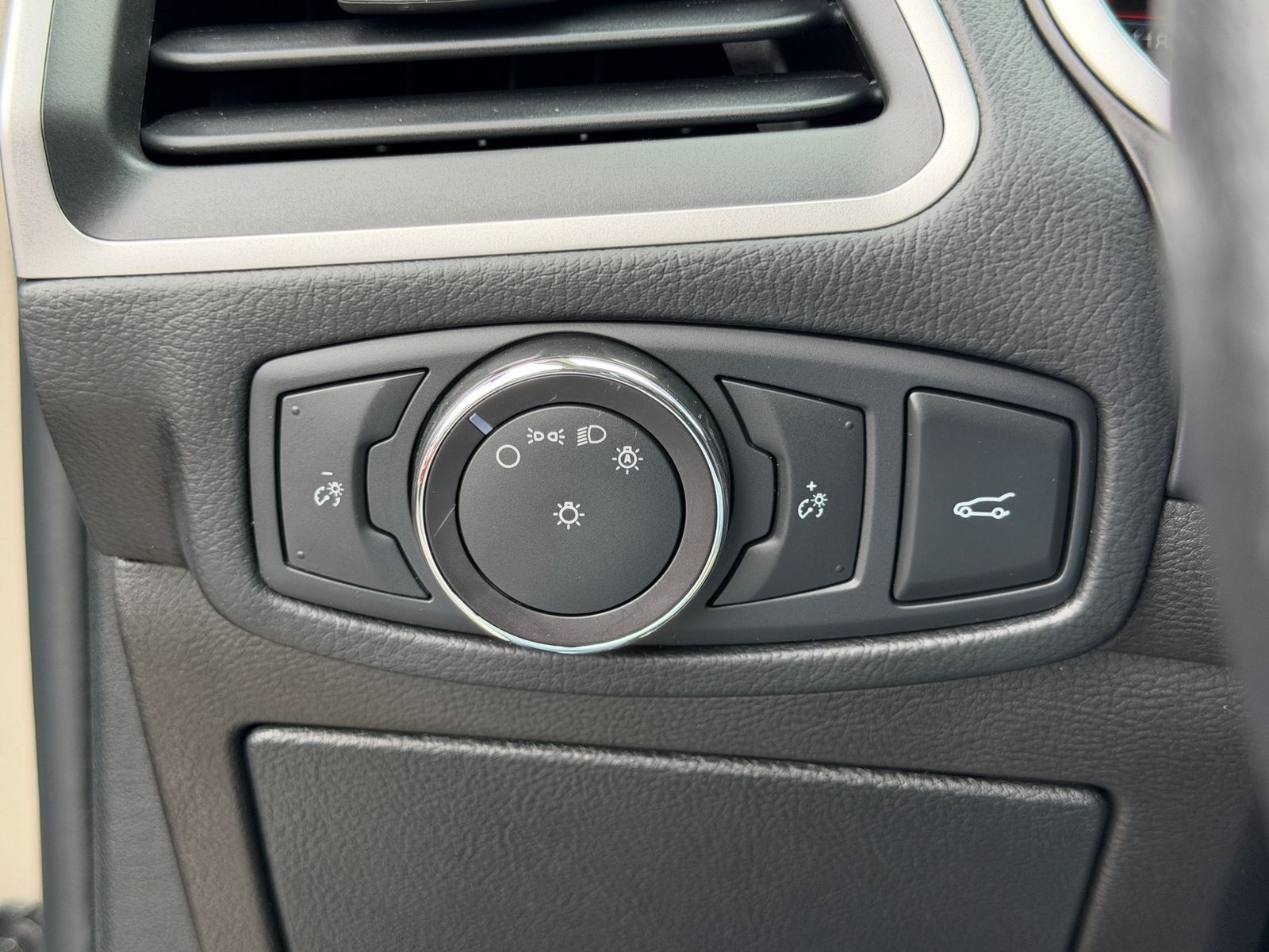 Certified Used 2018 White Gold Metallic Ford SEL image 25