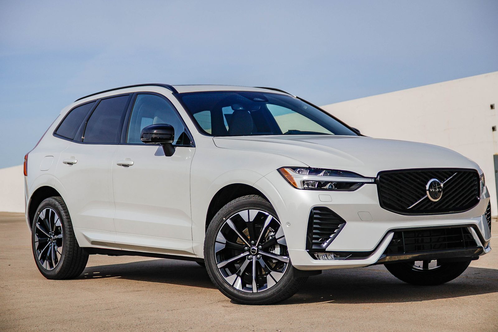 2026 Volvo XC60 B5 Plus