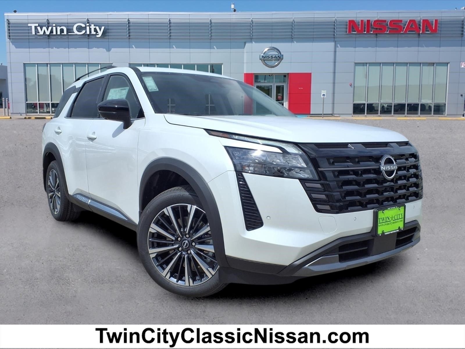 2026 Nissan Pathfinder Platinum 2WD's photo
