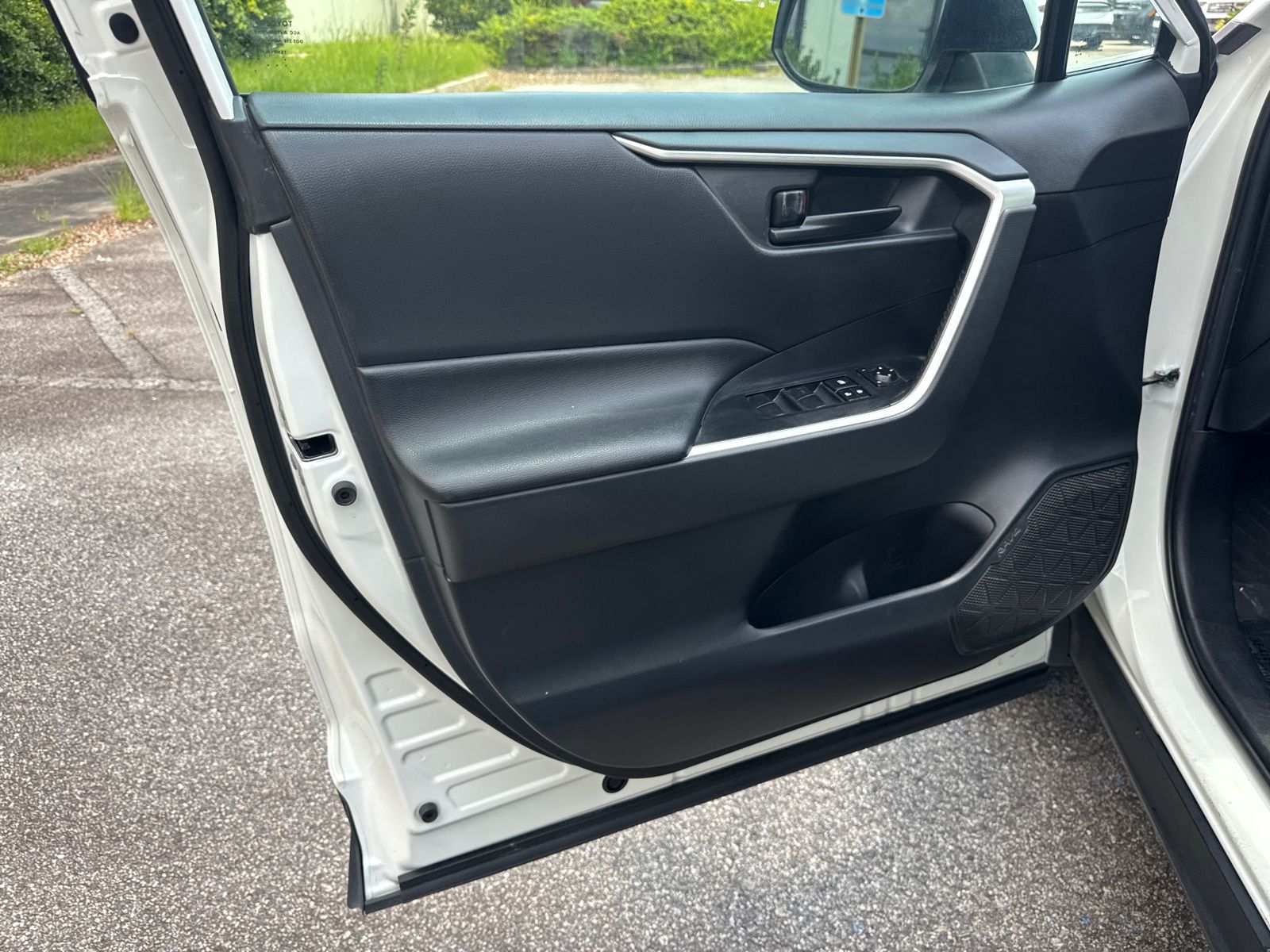 Used 2019 White Toyota LE image 10