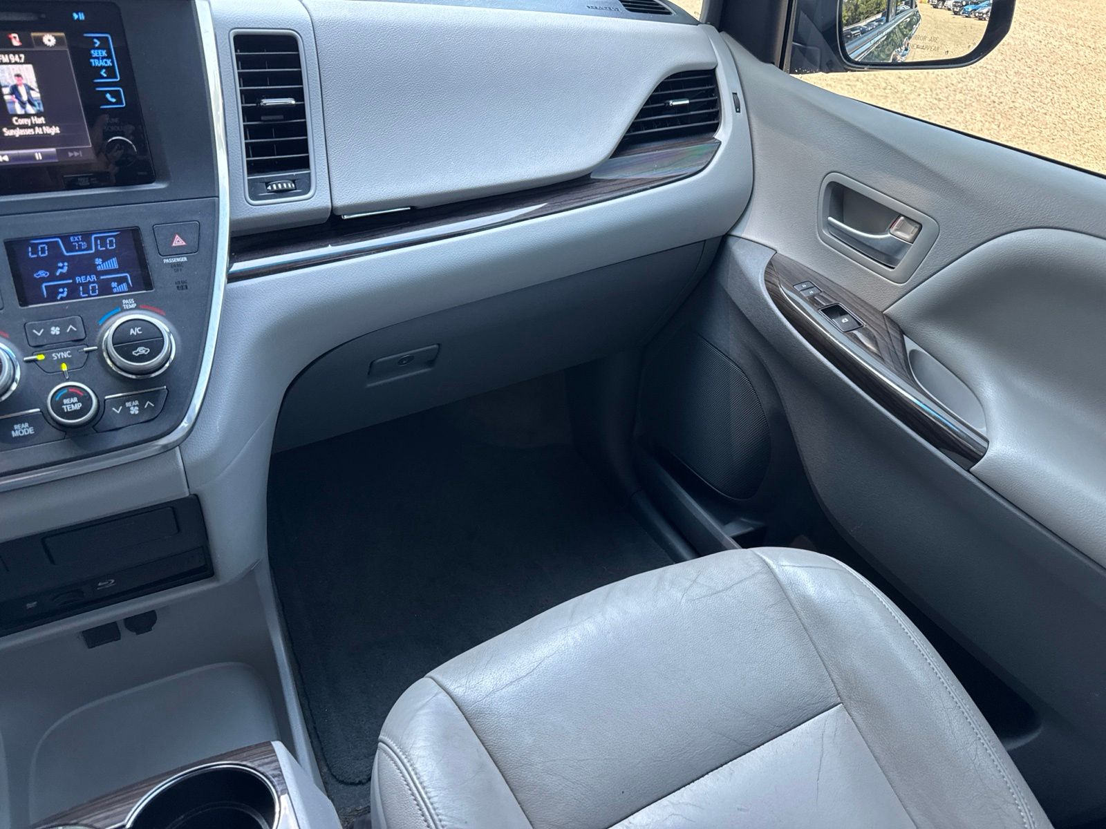 Used 2015 Shoreline Mist Toyota XLE Premium image 28