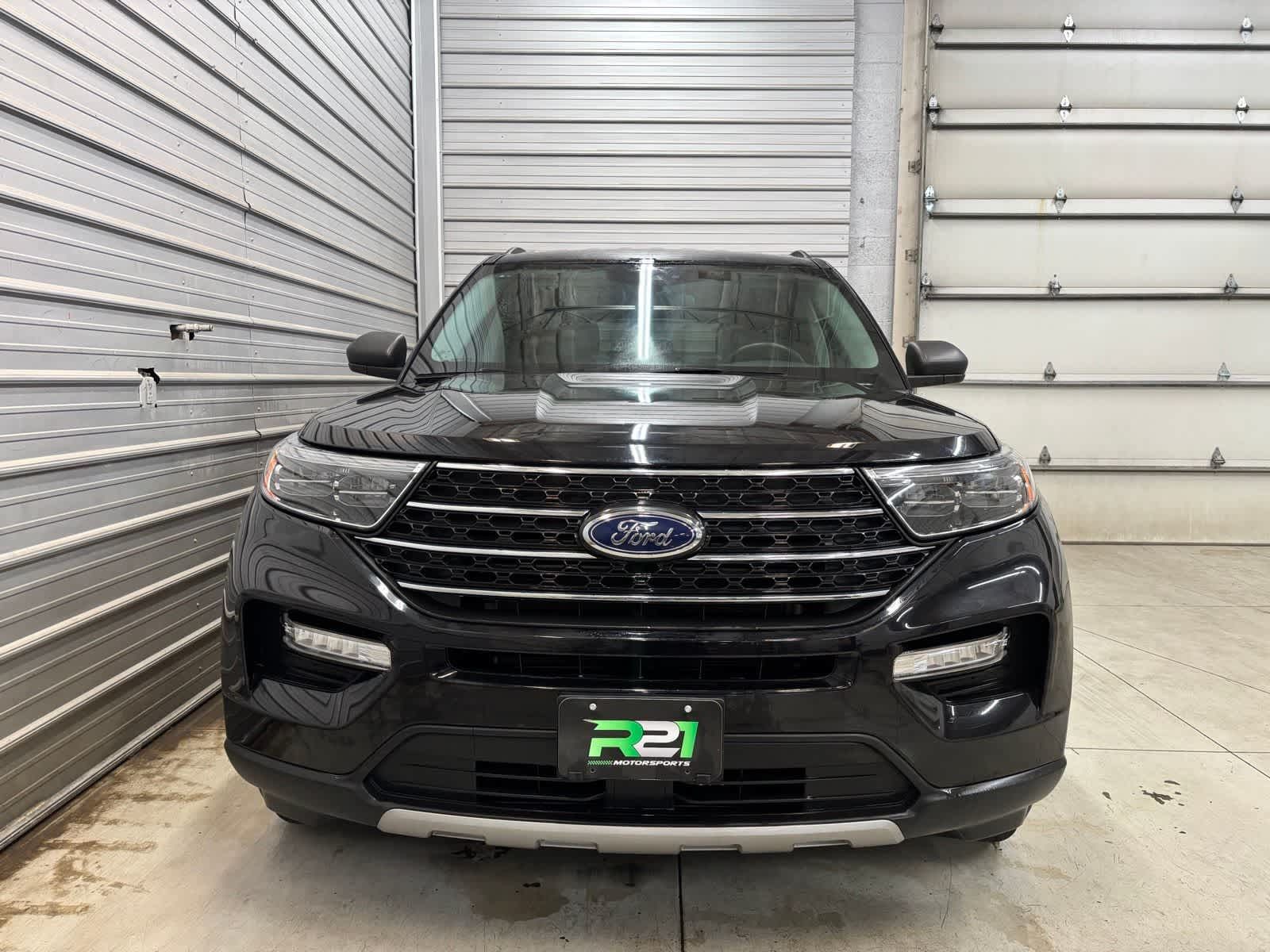 Photo 2 of 2023 Ford Explorer XLT