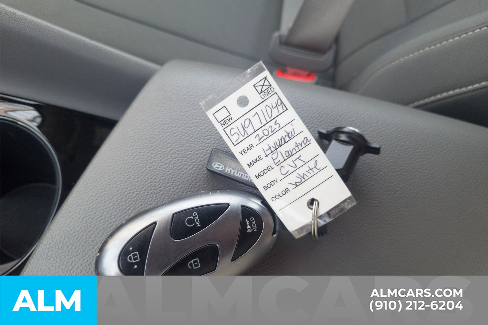 Used 2025 White Hyundai SEL Convenience image 35