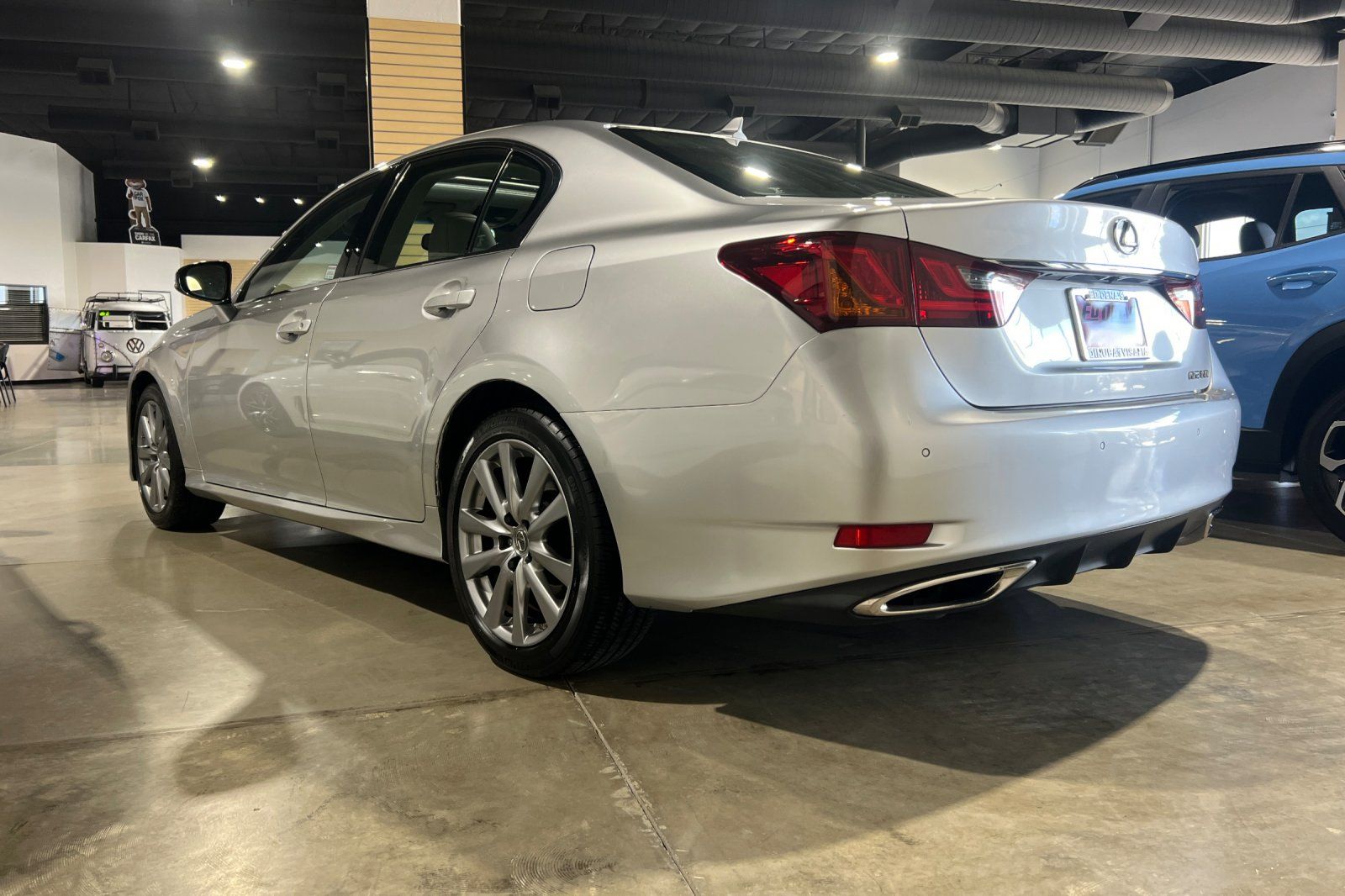 View vehicle photo 7