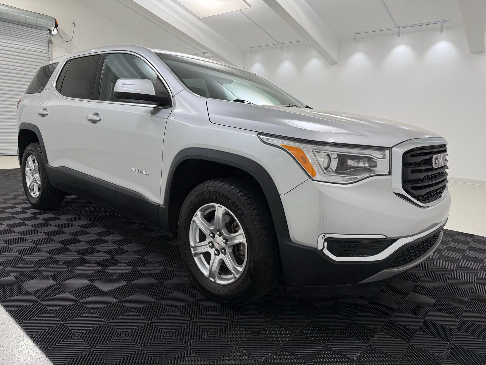 Quicksilver Metallic 2019 GMC Acadia SLE-1 FWD SUV / Crossover Front-Wheel Drive 6-Speed Automatic