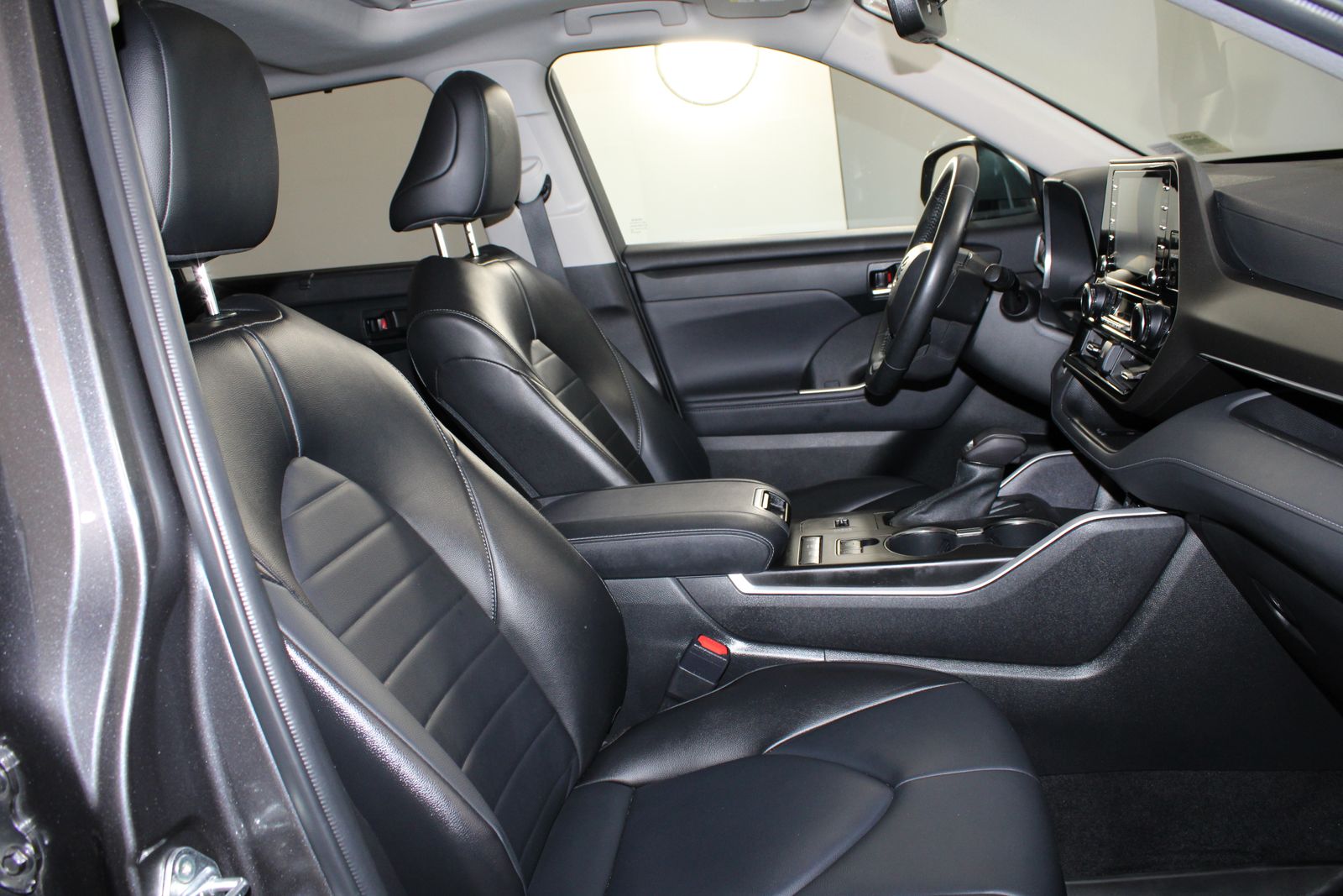 Used 2022 Gray Toyota XLE image 31