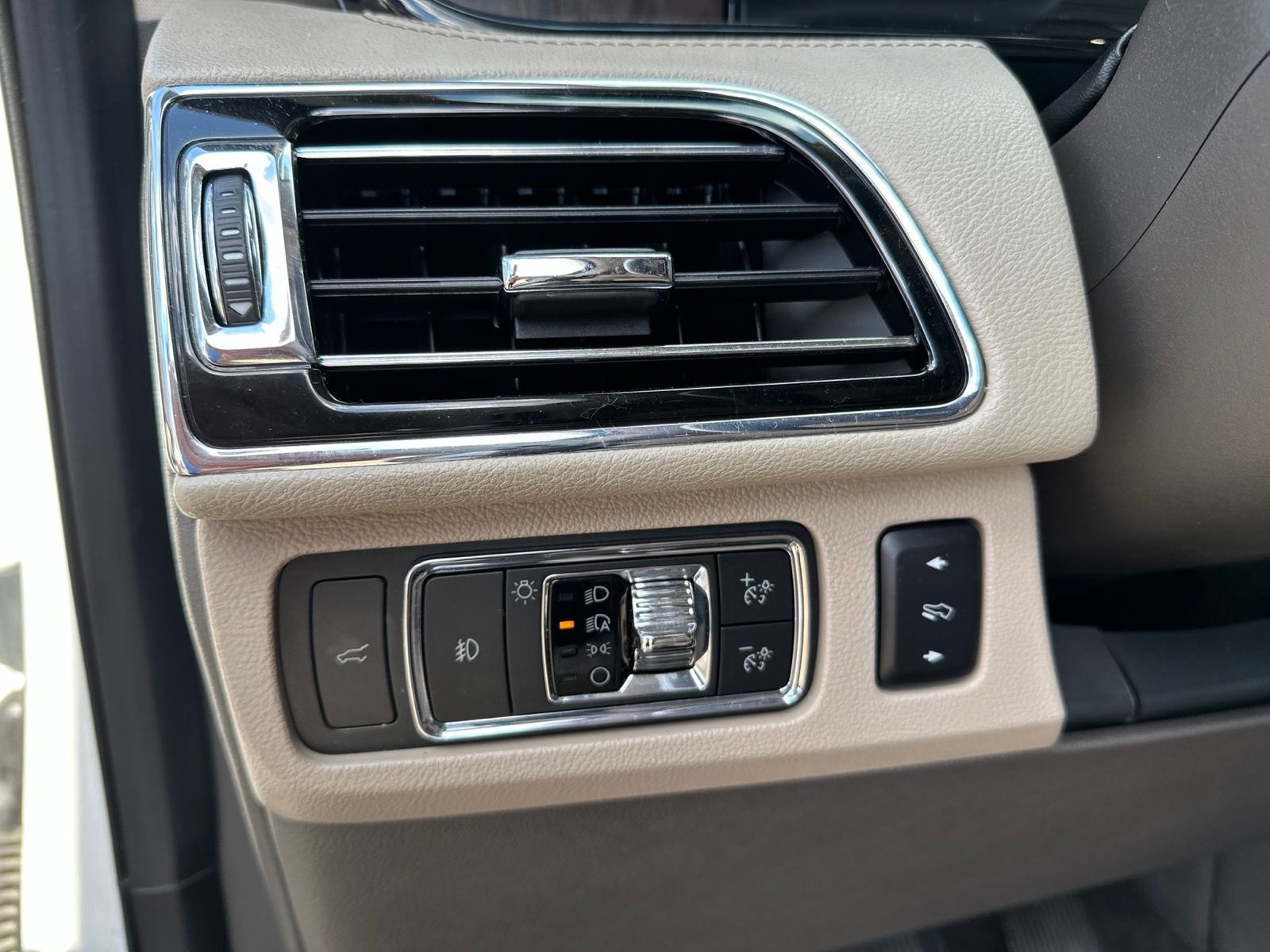 2023 Pristine White Metallic Tri-Coat Lincoln Navigator Reserve 4X4 SUV