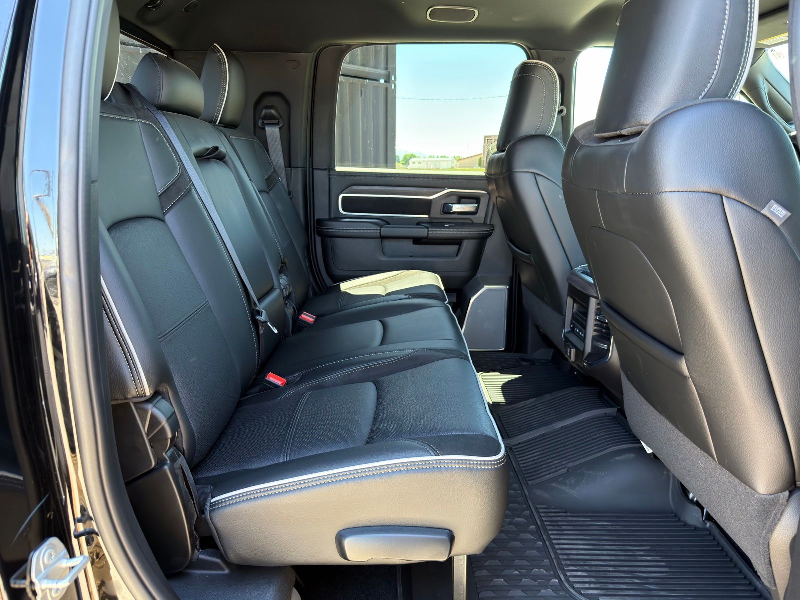 2026 RAM 3500 Laramie - Photo 35