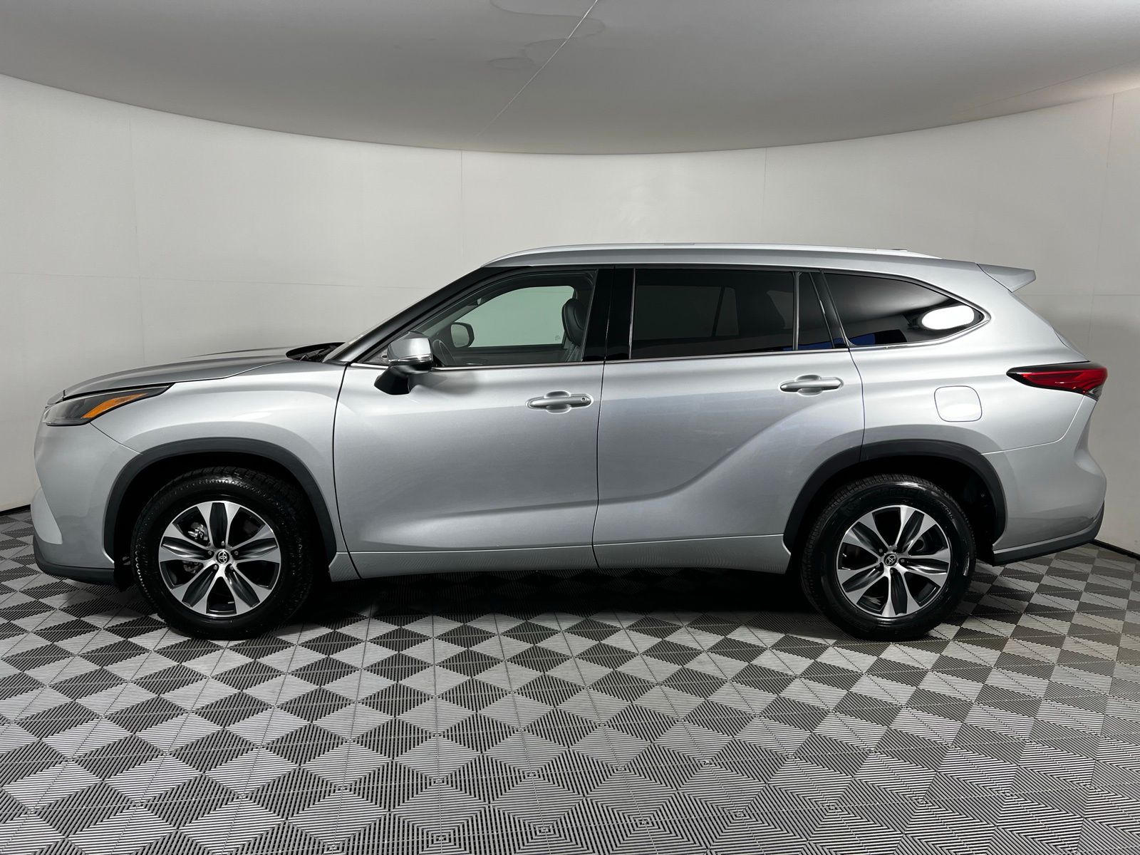 2022 Toyota Highlander XLE 8