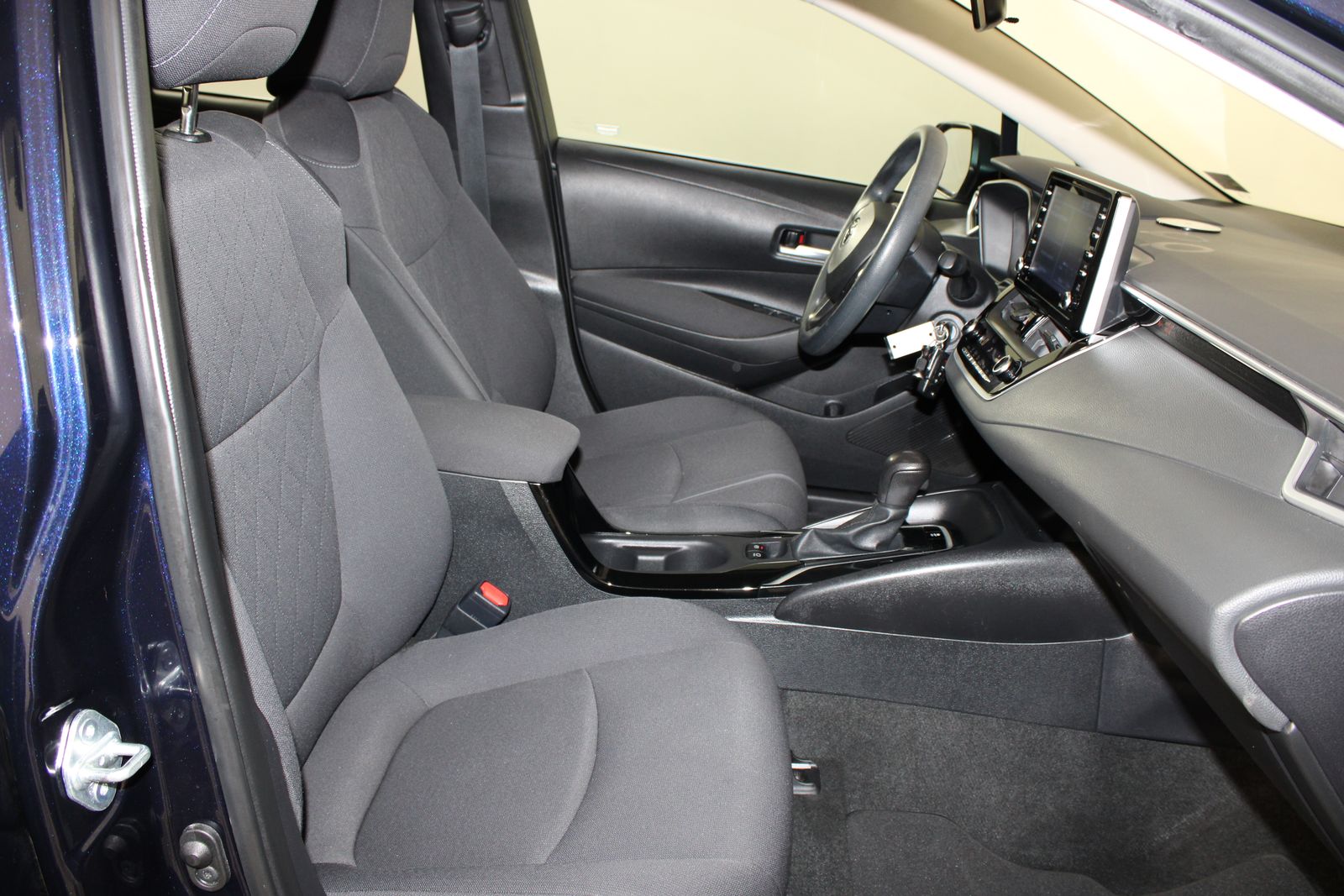 Used 2021  Toyota LE image 28