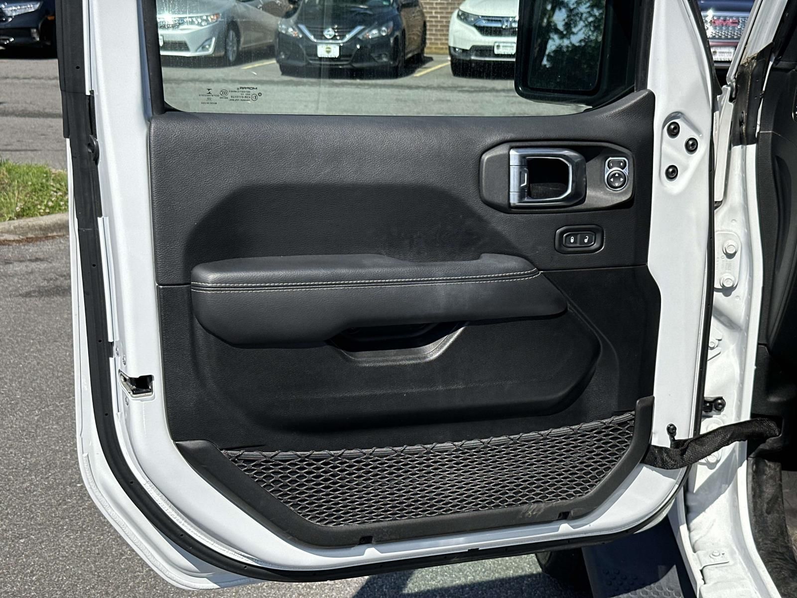 Used 2022 White Jeep Unlimited Sahara image 22
