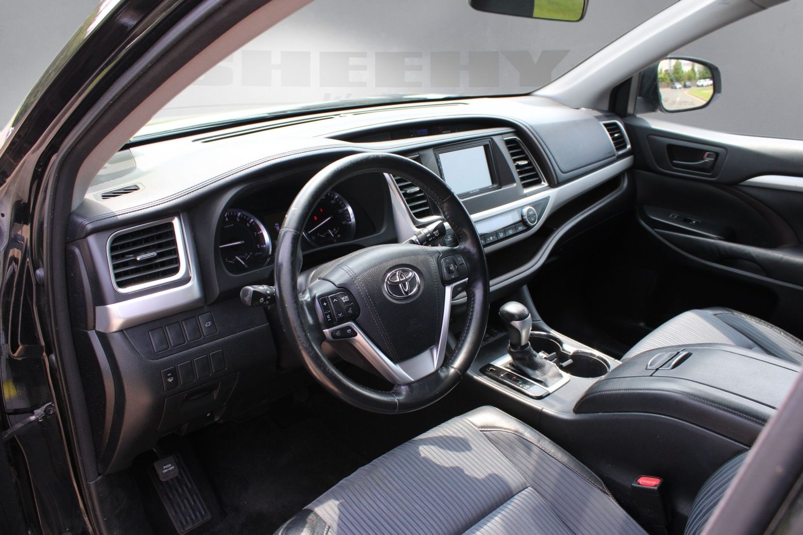 Used 2015 Black Toyota LE Plus V6 image 3