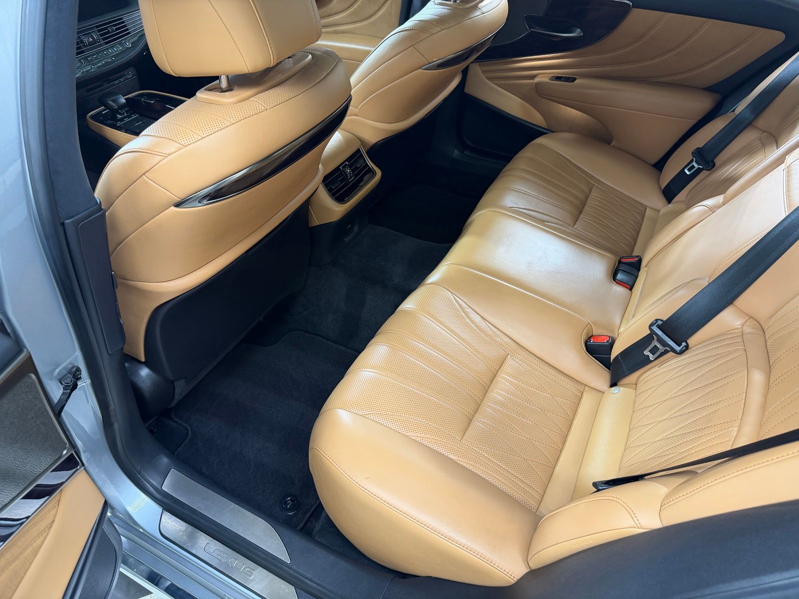 Used 2021 Silver Lexus 500 AWD image 29