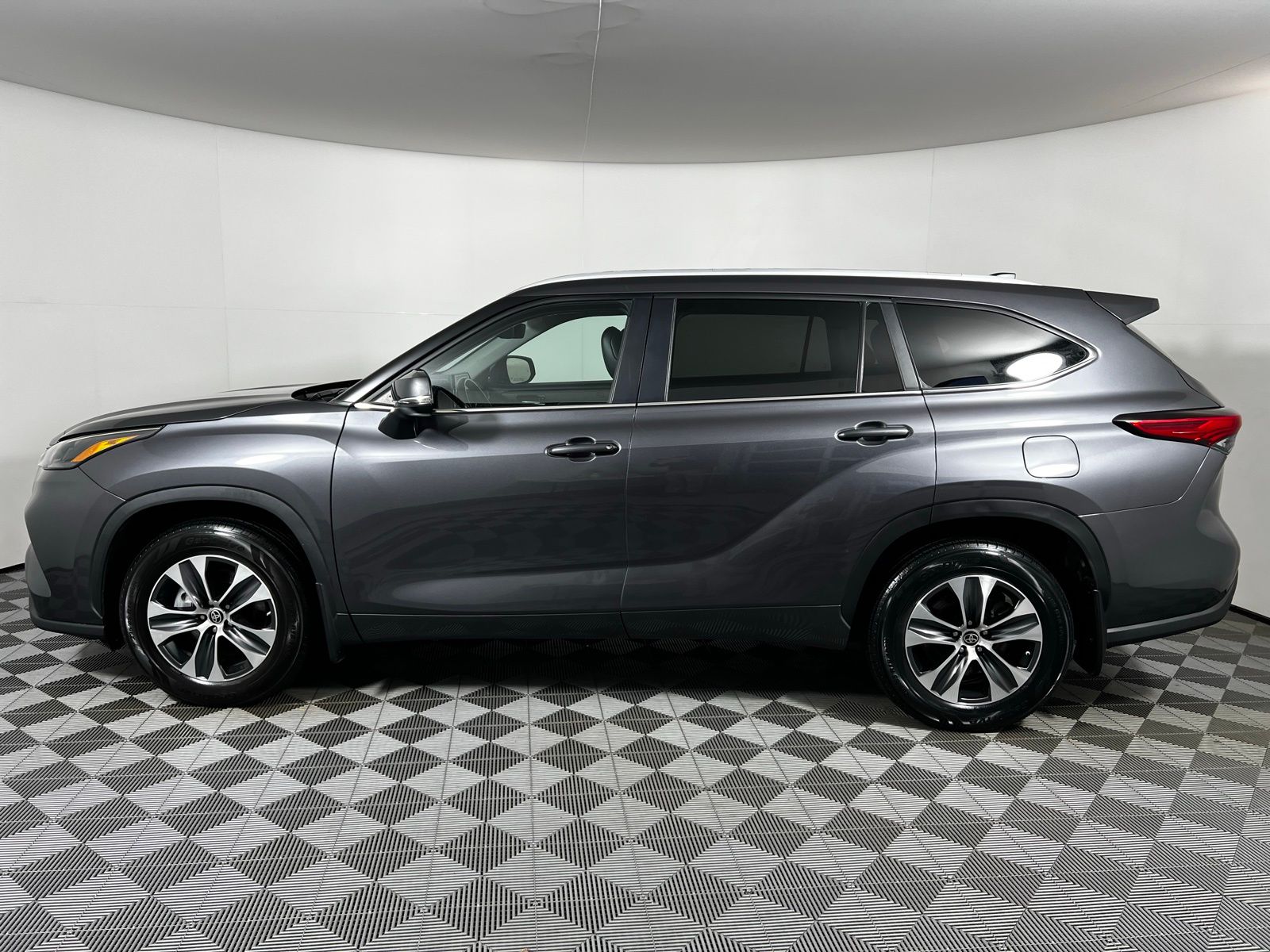 Thumbnail: 2023 Toyota Highlander - 8