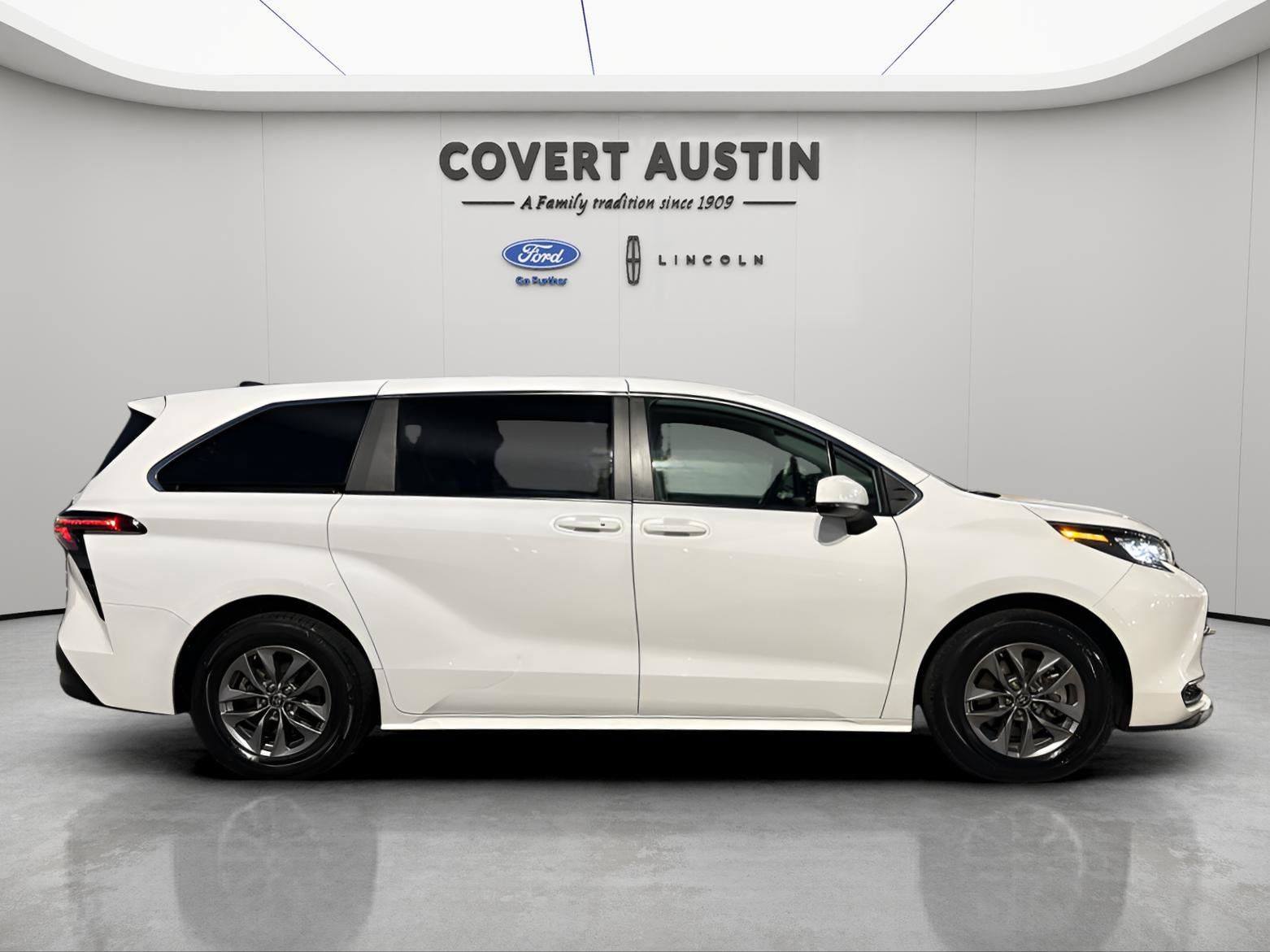Used Car 2024 Toyota Sienna  Le For Sale Under $35,000 In Austin, Texas