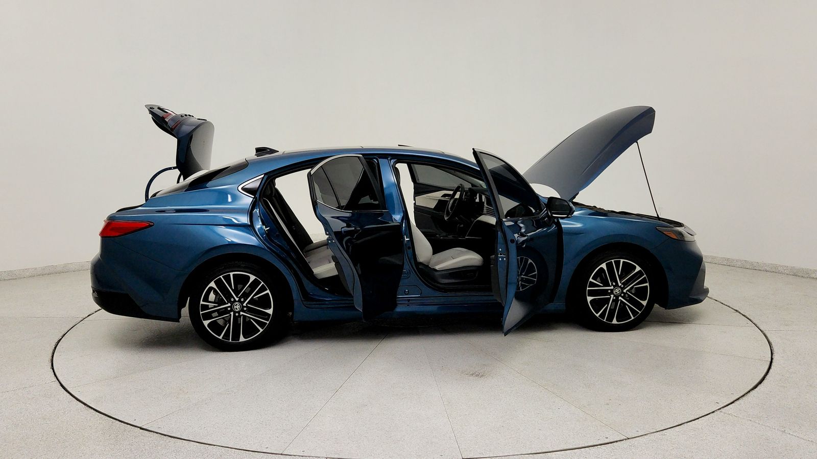 Used 2025  Toyota XLE image 12