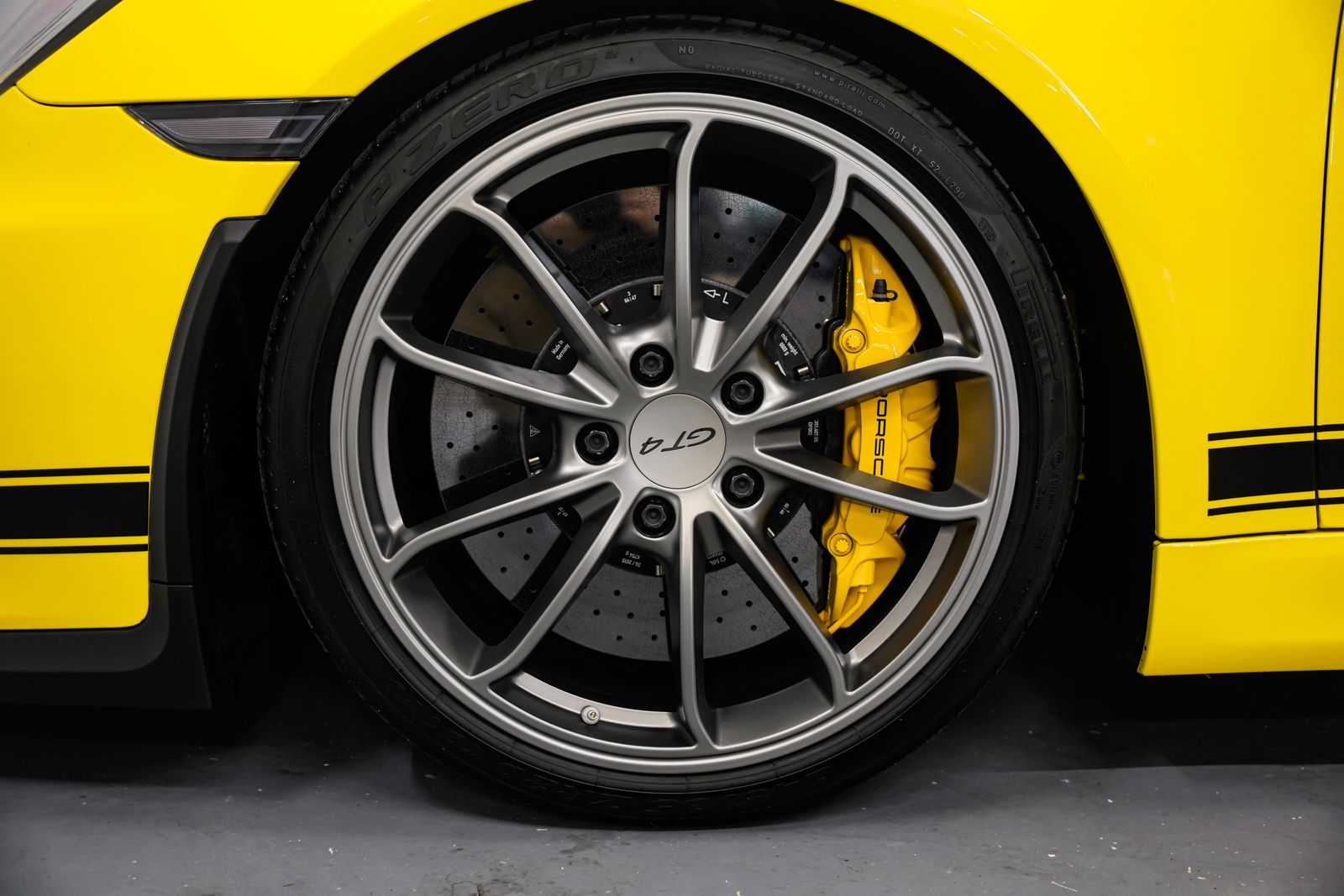 2016 Porsche Cayman GT4 — photo 44