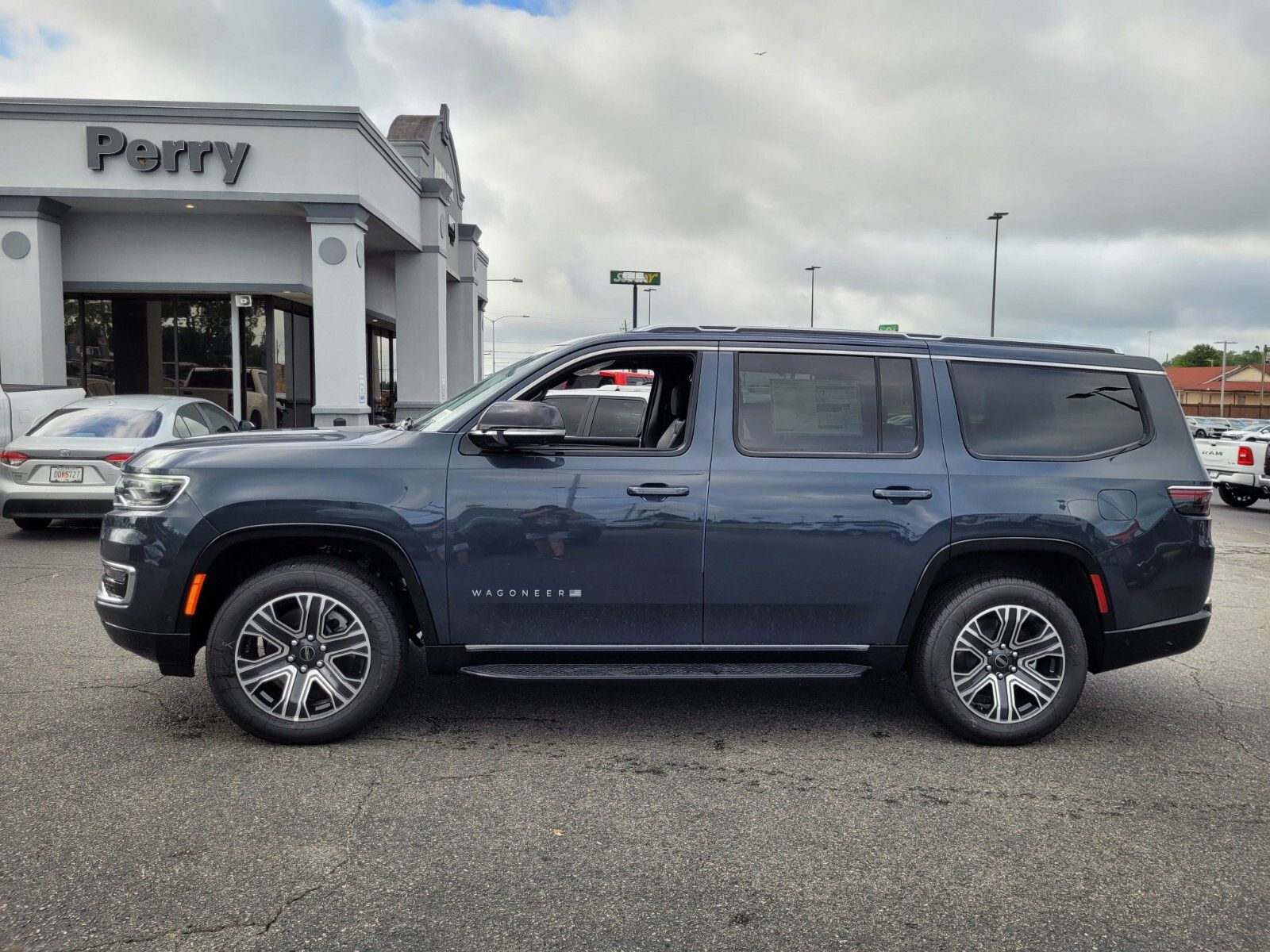 2025 Jeep Wagoneer Base photo 2